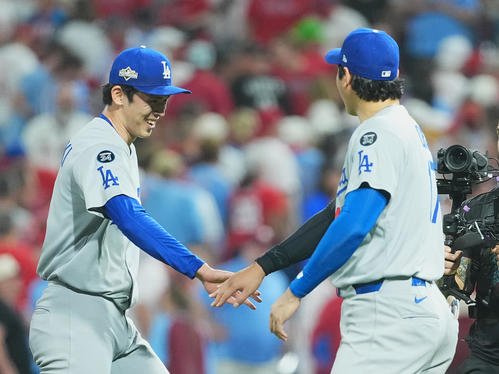 地区シリーズ･フィリーズ対ドジャース　9回に登板し、最後を締めくくった佐々木(左)をタッチで迎える大谷(撮影･菅敏)