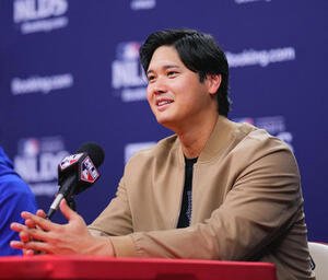 地区シリーズ･フィリーズ対ドジャース　フィリーズに勝利し、笑顔で会見するドジャース大谷(撮影･菅敏)