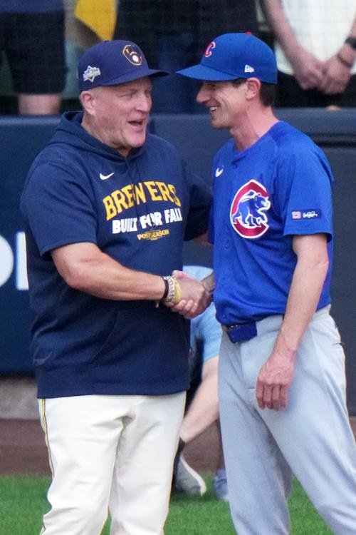 試合前にあいさつするブルワーズのマーフィー監督(左)とカブスのカウンセル監督(AP)
