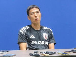 取材に応じた日本代表の長谷部誠コーチ(撮影･佐藤成)
