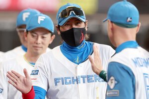 9月21日の試合後、笑顔でスタッフらとハイタッチする新庄剛志監督=日刊スポーツ