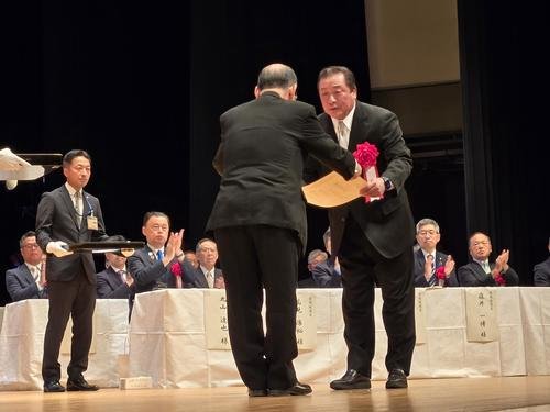 浜田市･久保田章市市長から｢浜田市名誉市民を授与される梨田昌孝氏(撮影･寺尾博和)