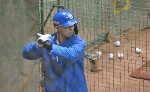 4日、中日福永はナゴヤ球場室内で打撃練習を行う(