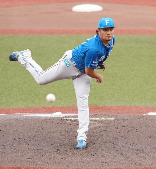 ロッテ対日本ハム　先発し力投する日本ハム伊藤(撮影･鈴木みどり)