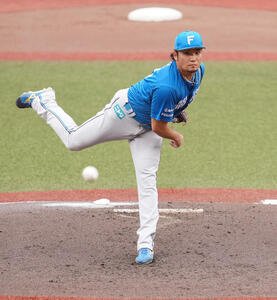 ロッテ対日本ハム　先発し力投する日本ハム伊藤(撮影･鈴木みどり)