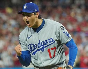 地区シリーズ･フィリーズ対ドジャース　5回裏フィリーズ2死一、二塁、シュワバーを空振りの三振に仕留め、ガッツポーズを見せる大谷(撮影･菅敏)