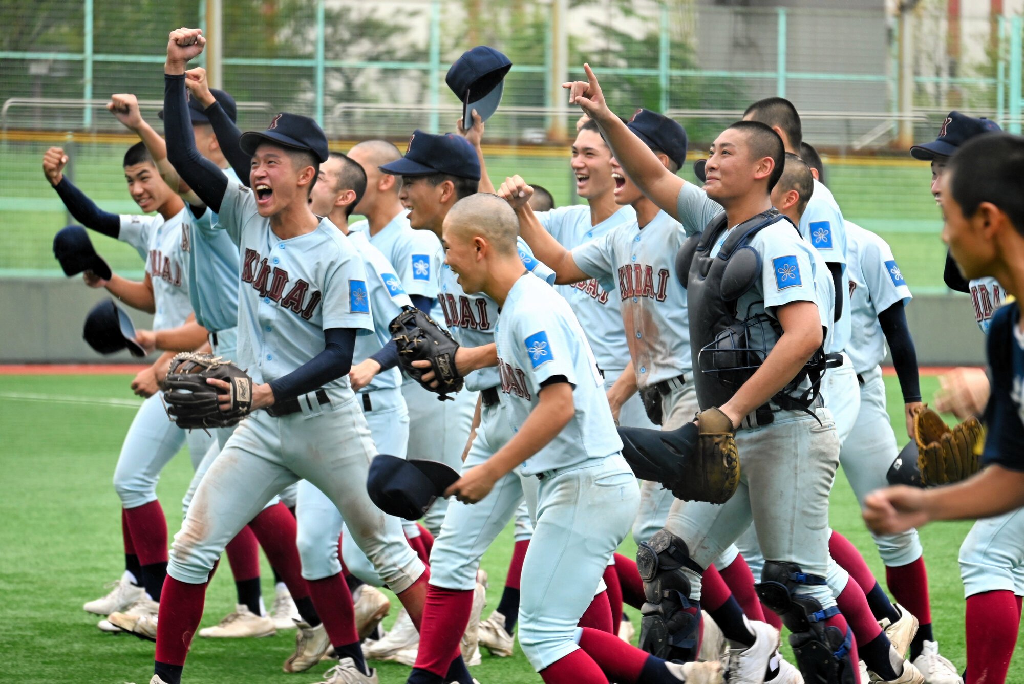23年ぶりの決勝進出と8年ぶりの近畿大会出場を決め、歓喜の近大付=2025年10月5日午後0時21分、GOSANDO南港、渋谷正章撮影
