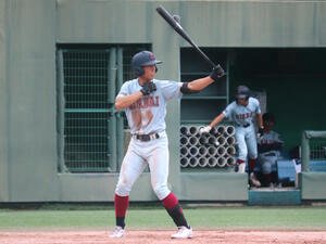 大阪大会準決勝　太成学院大高対近大付　4回1死に左前打を放った、近大付･小久保。打席に入る際にはルーティンを行う(撮影･中島麗)