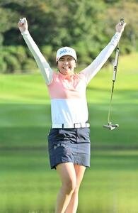 優勝を決め両手を広げ喜ぶ堀琴音(撮影･石井愛子)
