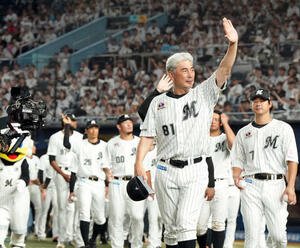 ロッテ対ソフトバンク　ファンの声援に手を振って応えるロッテ吉井監督(撮影･たえ見朱実)