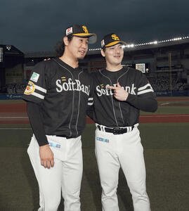 ロッテ対ソフトバンク　ロッテに勝利しリーグ最多勝に輝いたソフトバンク有原(右)と最多セーブに輝いた杉山(撮影･たえ見朱実)
