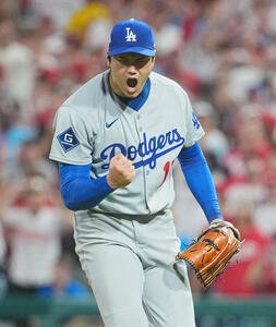地区シリーズ･フィリーズ対ドジャース　5回裏フィリーズ2死一、二塁、シュワバーを空振りの三振に仕留め、ガッツポーズを見せる大谷(撮影･菅敏)