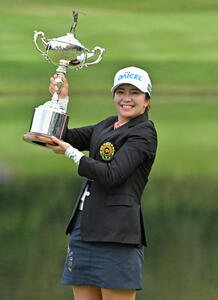 優勝トロフィーを手に笑顔を見せる堀(撮影･石井愛子)