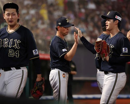 楽天対オリックス　勝利しナインとタッチを交わすオリックス岸田監督(撮影･増田悦実)