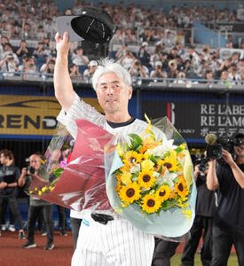 ロッテ対ソフトバンク　今季限りで退任するロッテ吉井監督はファンの声援に応える(撮影･鈴木みどり)