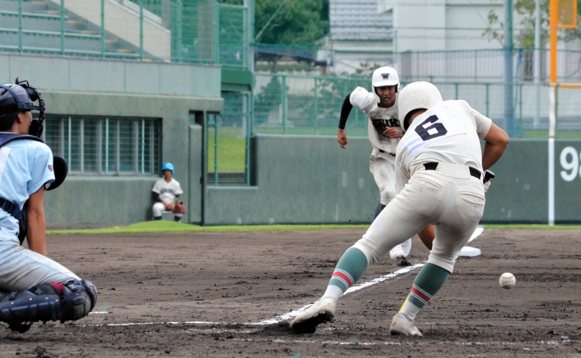 近大新宮―市和歌山　四回裏市和歌山、増田のスクイズで三塁走者の今城が生還=紀三井寺