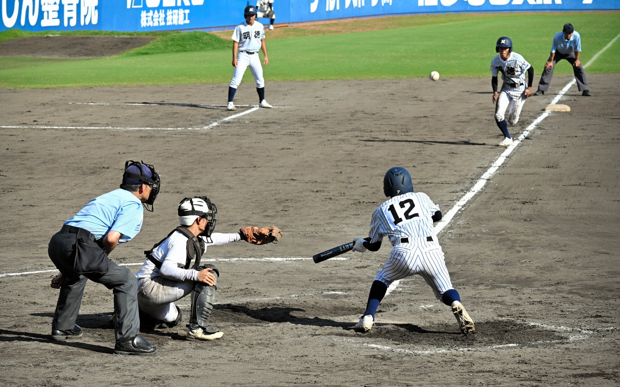 明徳義塾―土佐　八回表明徳義塾、冨田のスクイズで三塁走者･西川が生還し、4点目を追加=2025年10月5日午後3時0分、県立春野、大西史晃撮影