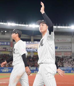 ロッテ対ソフトバンク　今季最終戦を終え、ファンの声援に応えるロッテ西川(右)(撮影･鈴木みどり)