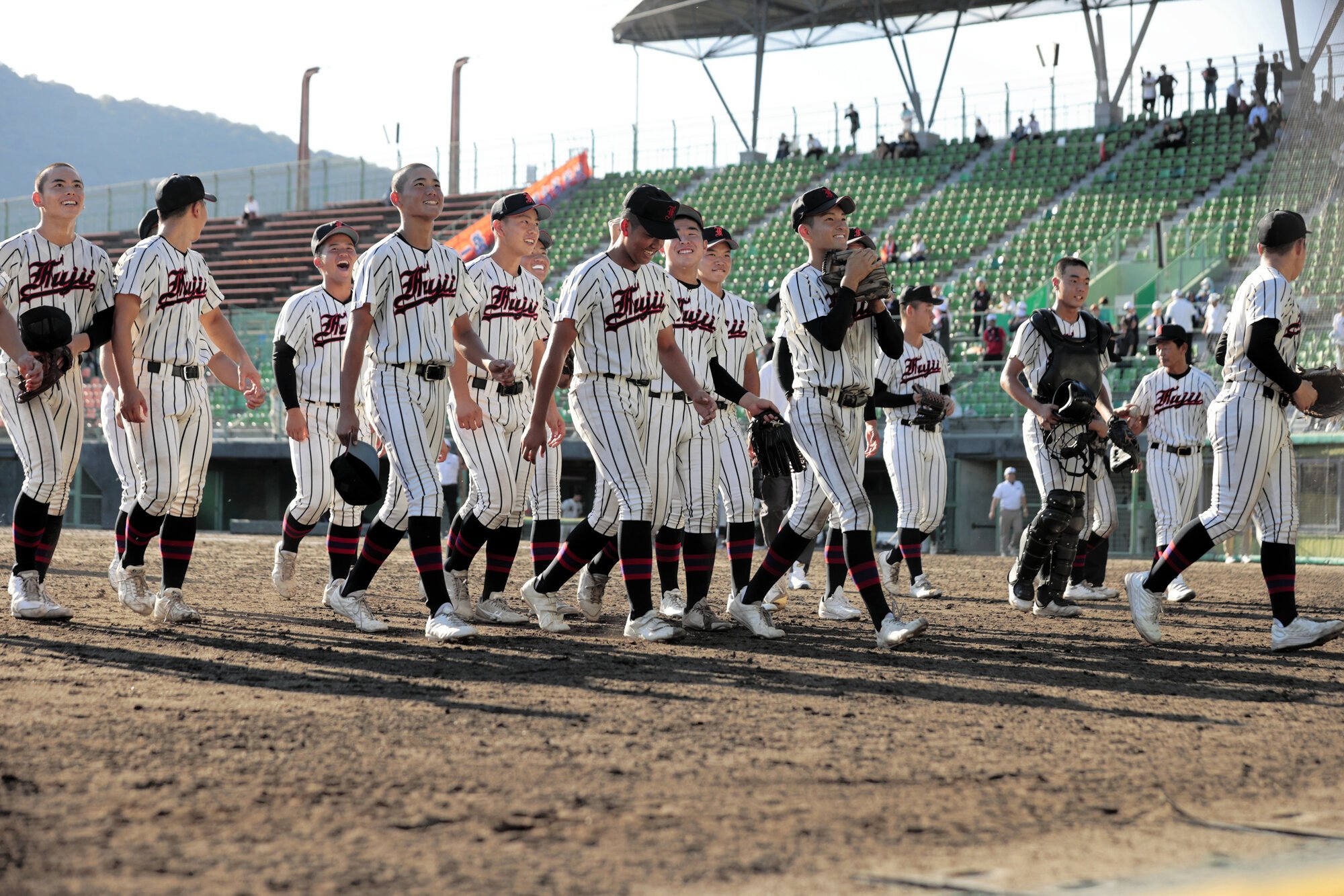 優勝した藤井の選手たち=2025年10月5日午後3時32分、レクザムスタジアム、斉藤夏音撮影