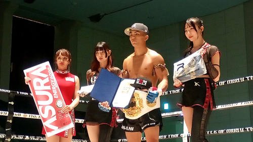 BOM OFGフェザー級王座を戴冠した品川朝陽(右から2人目)