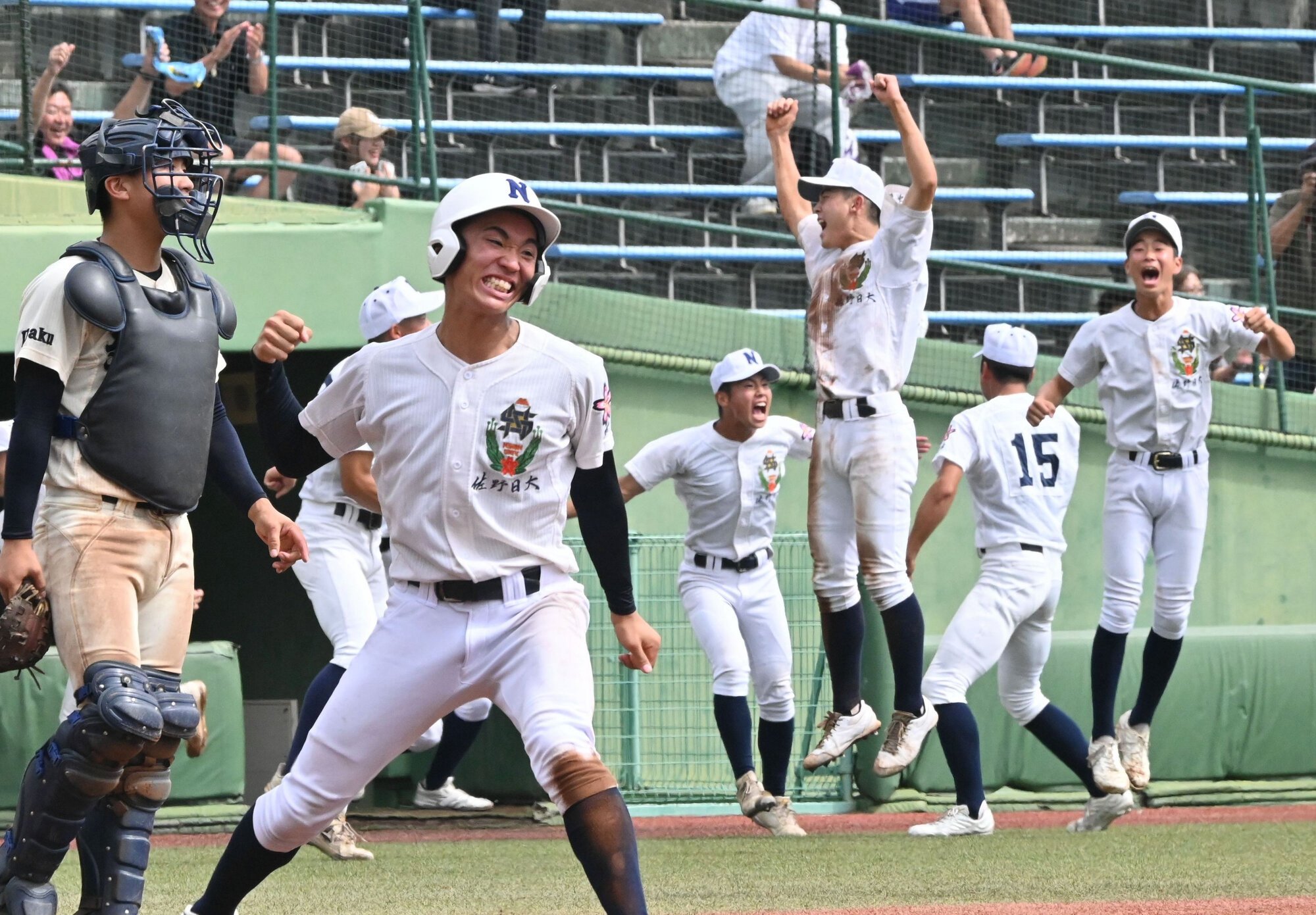 文星芸大付―佐野日大　佐野日大延長十回、小和田和輝(2年)の適時打で小林優太(中央、2年)が生還し、サヨナラ勝ちで優勝を決める=2025年10月5日、宇都宮清原球場、津布楽洋一撮影