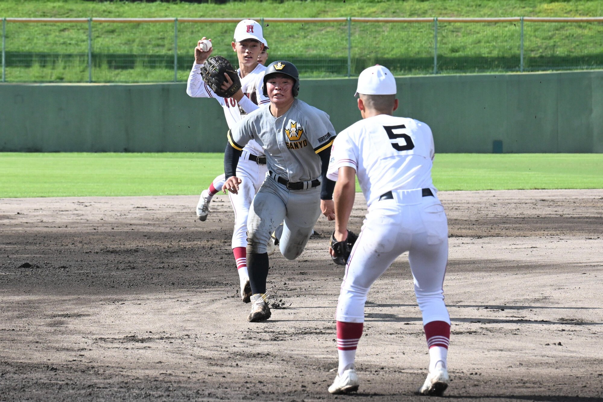 山陽―広陵　一回表山陽、田上が二、三塁間で挟まれアウトに=2025年10月5日、鶴岡一人記念、相川智撮影