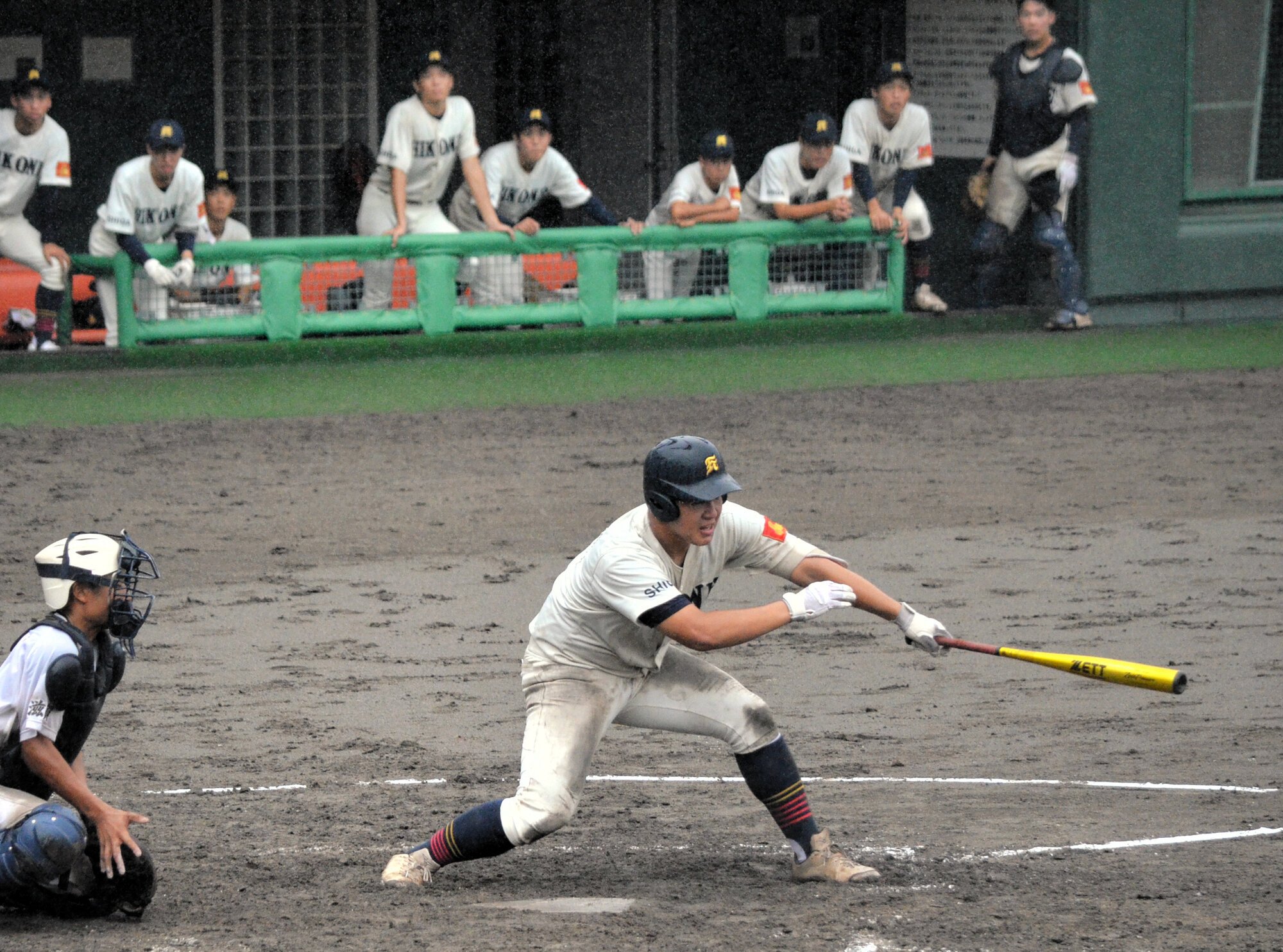 近江兄弟社―彦根東　十回裏彦根東2死一、三塁、高田が中前にサヨナラ勝ちとなる適時打を放つ=2025年10月5日午後0時18分、皇子山、仲程雄平撮影