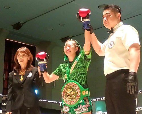 王座獲得で歓喜の表情を浮かべる藤原乃愛(中央)