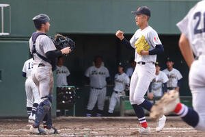 最後の打者を中飛に打ち取り、ガッツポーズで捕手の植村に駆け寄る横浜の織田(撮影･保坂淑子)