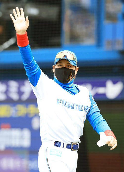 スタンドに手を振る日本ハム新庄監督