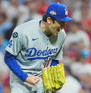 地区シリーズ･フィリーズ対ドジャース　9回裏フィリーズ2死三塁、ストットを三邪飛に仕留めゲームセットとし、雄たけびを上げる佐々木(撮影･菅敏)