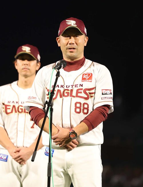 楽天対オリックス　最終戦であいさつをする楽天三木監督(撮影･増田悦実)
