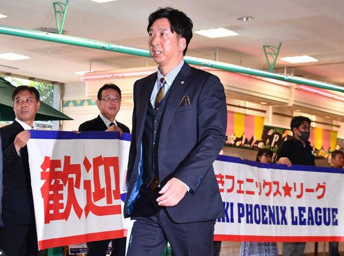 宮崎空港に到着した阪神藤川監督(撮影･岩下翔太)