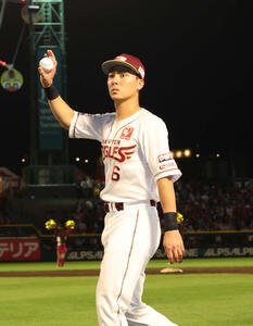 楽天対オリックス　最終戦でファンに手を振る楽天村林(撮影･増田悦実)