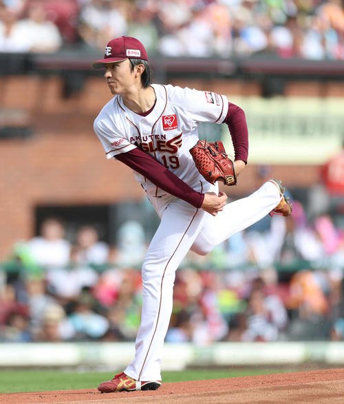 楽天対オリックス　先発し力投する楽天荘司(撮影･増田悦実)
