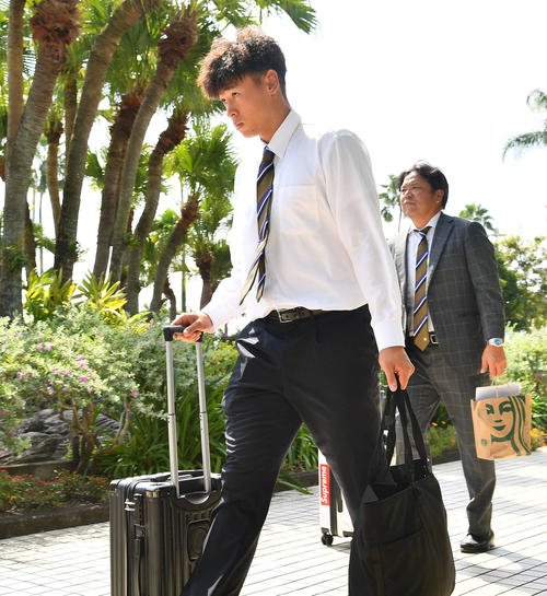 宮崎空港に到着した阪神早川(撮影･岩下翔太)