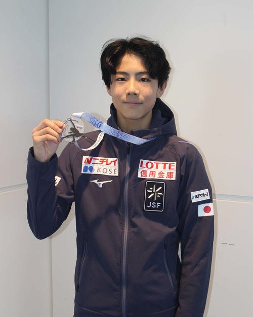 ジュニア･グランプリ(GP)シリーズ第6戦ポーランド大会から帰国し、メダルを掲げる西野太翔(撮影･勝部晃多)
