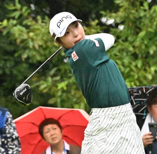 2025年10月5日、日本女子オープンゴルフ選手権でティーショットを放つ佐久間朱莉(撮影･石井愛子)