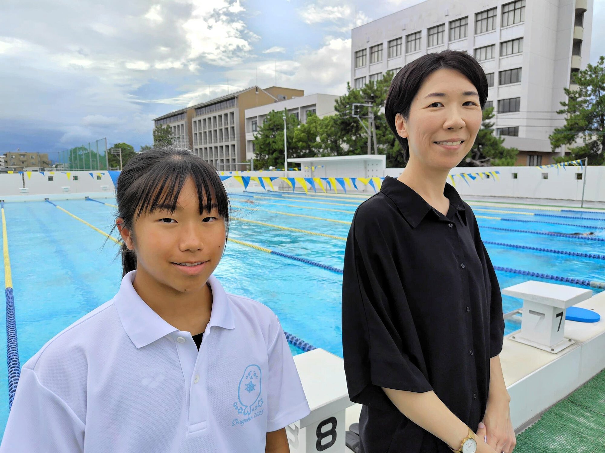 修猷館高水泳部のキャプテンの松浦令依さん(左)と顧問の原口章子教諭=福岡市早良区、中小路徹撮影