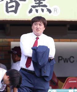 楽天対オリックス　試合前、グラウンドに姿を見せた石井GM(撮影･増田悦実)