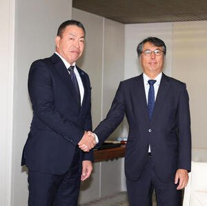 大島オーナー(右)と握手を交わす井上監督(代表撮影)
