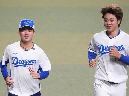 金丸夢斗(左)と高橋宏斗(2025年9月25日)
