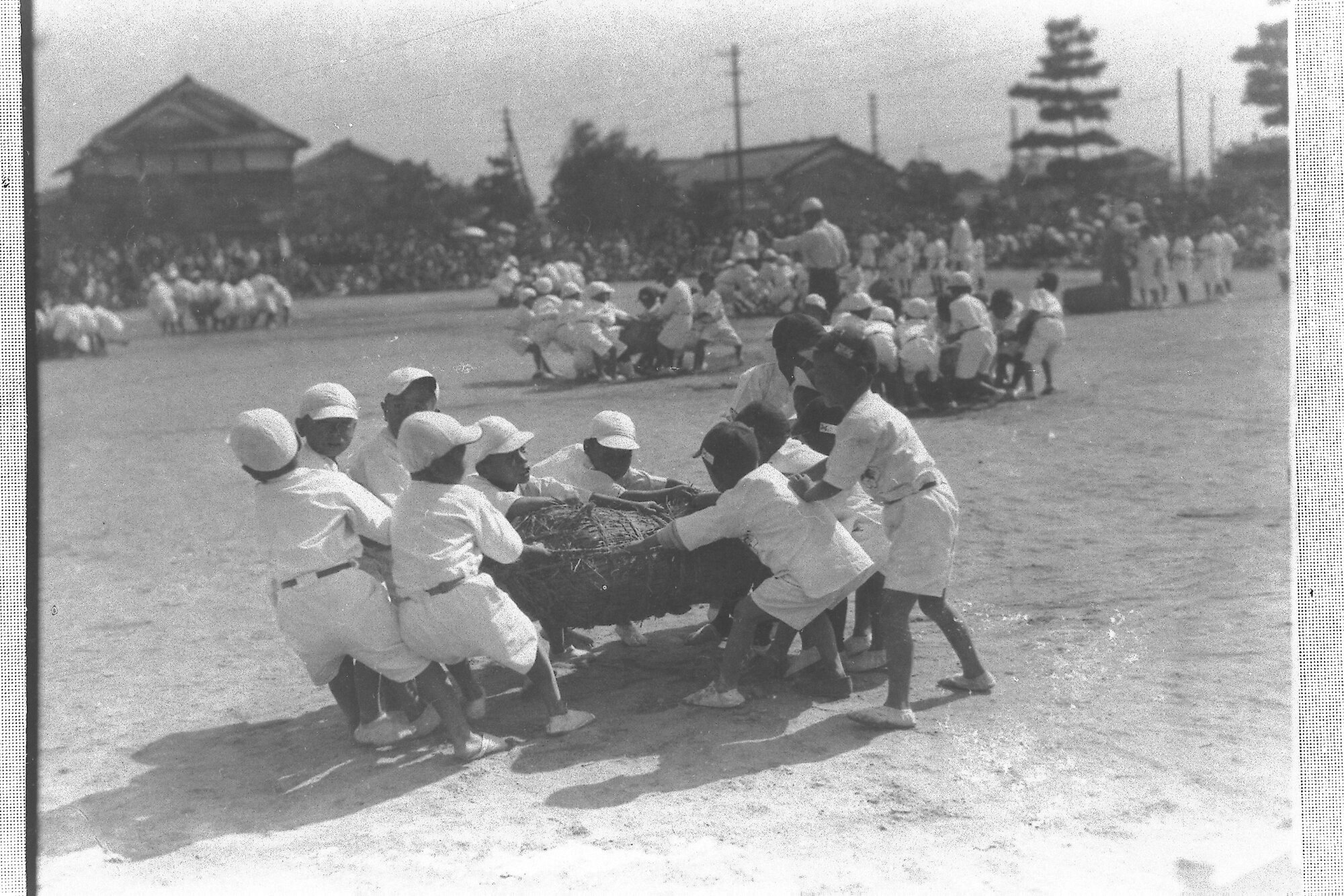 1932年10月、俵を蟻(あり)に見立てて｢蟻さんしっかり｣と俵引き競争で頑張る尼崎第二尋常小学校の1年生