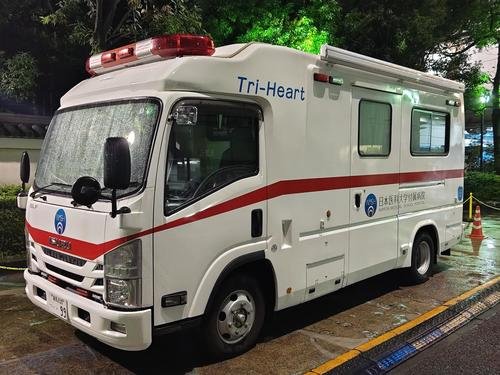 4日のボクシング興行に配備された日本医科大付属病院のドクターカー