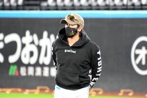 オリックスとのクライマックスシリーズ第1ステージに向けた全体練習を見る日本ハムの新庄剛志監督