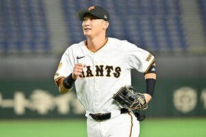 巨人対SUBARU 4回裏SUBARU1死一塁、上田の併殺打の打球をさばいた二塁手吉川は笑顔で引き揚げる(撮影･滝沢徹郎)