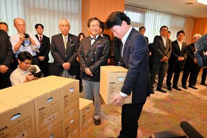 スタジアムの新設を求める署名が入った箱を持つ伊原木隆太･岡山県知事=2025年10月6日午後4時6分、岡山市北区の県庁、北村浩貴撮影