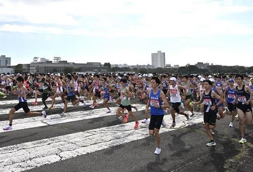 第101回箱根駅伝予選会でスタートする選手たち(2024年10月撮影)