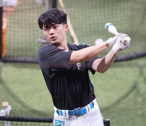 ティー打撃する日本ハム郡司(撮影･黒川智章)