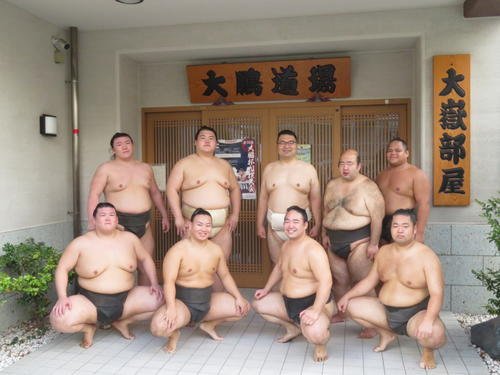 元玉飛鳥の大嶽親方(後列中央)を迎え、新体制で稽古を行った後、記念撮影を行った王鵬(後列左から2人目)ら力士